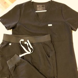Figs Scrub set. Worn 1x. Black top is a Med and jogger pants are a Petite Sm.
